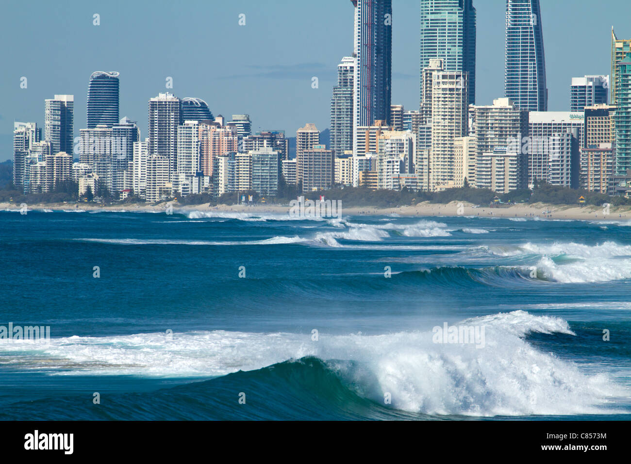Blick über den Ozean in Richtung Surfers Paradise in Australien Stockfoto
