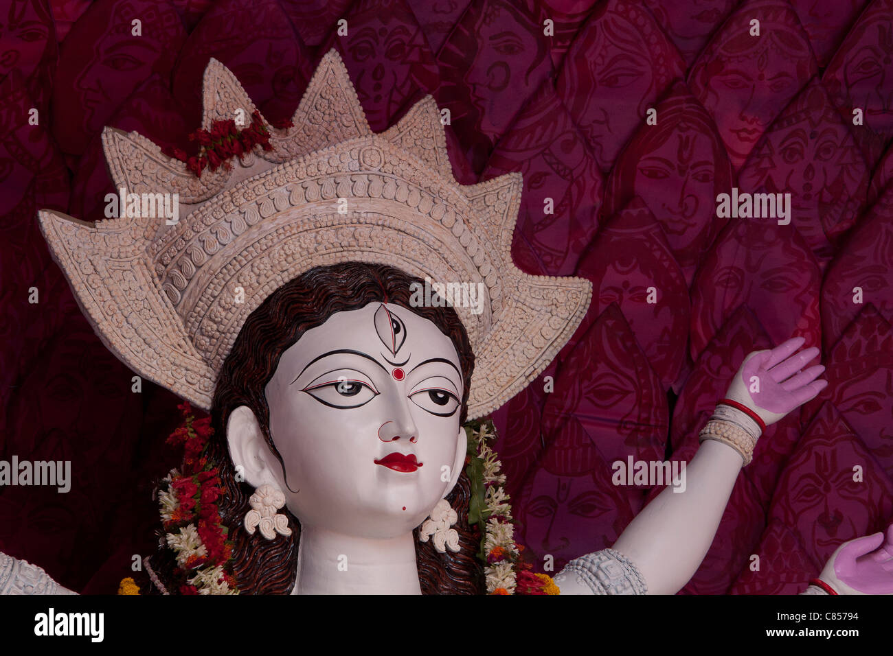 Darstellung der Göttin Durga auf "Puja im" durch Vivekanand Park Athletic Club in Haridevpur, Kalkutta, Westbengalen, Indien. Stockfoto