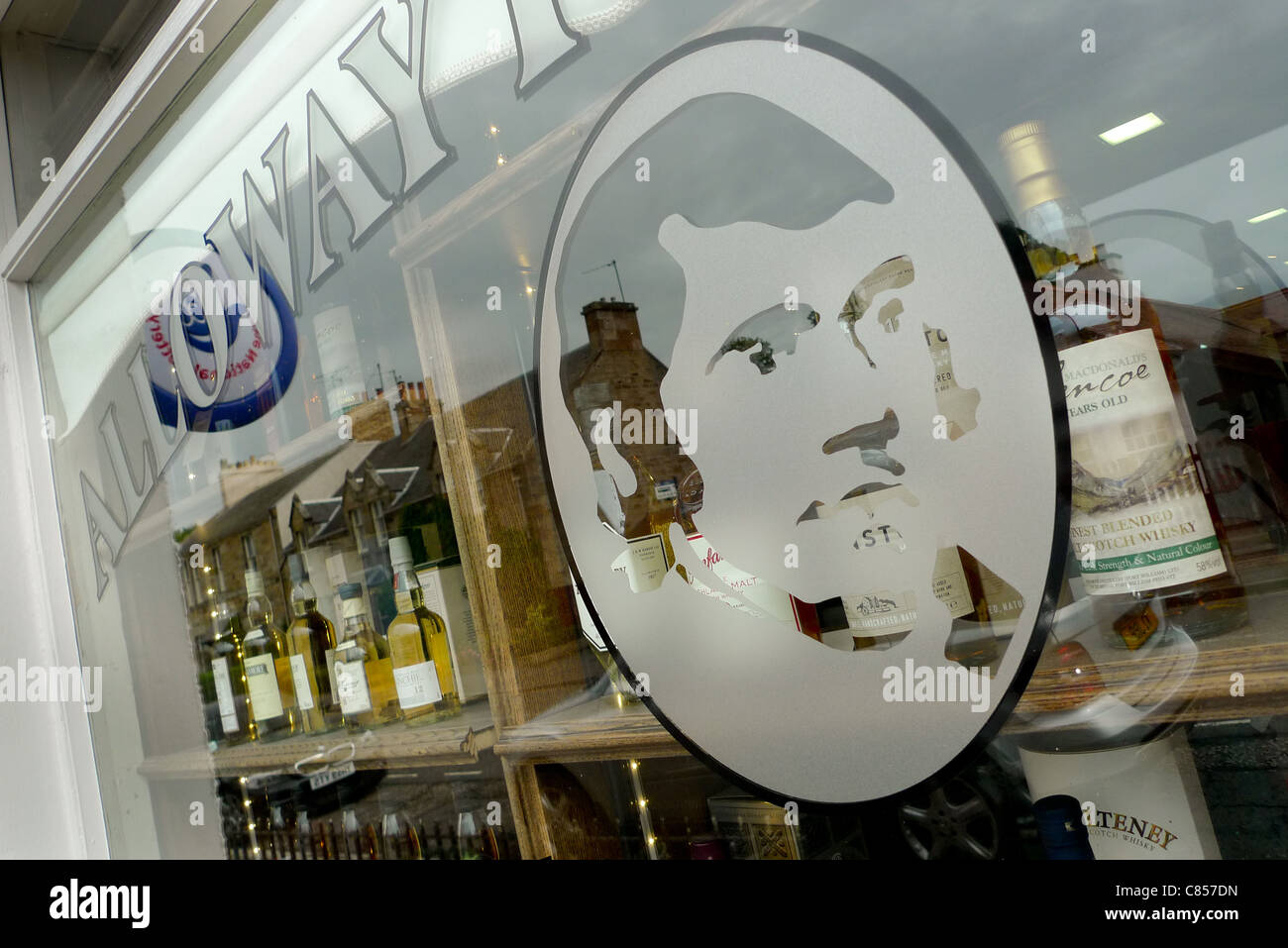 Eine Grafik des schottischen Nationaldichters Robert Burns in einem Schaufenster, die in Burns Geburtsort Alloway, schottischen Whisky verkauft Stockfoto