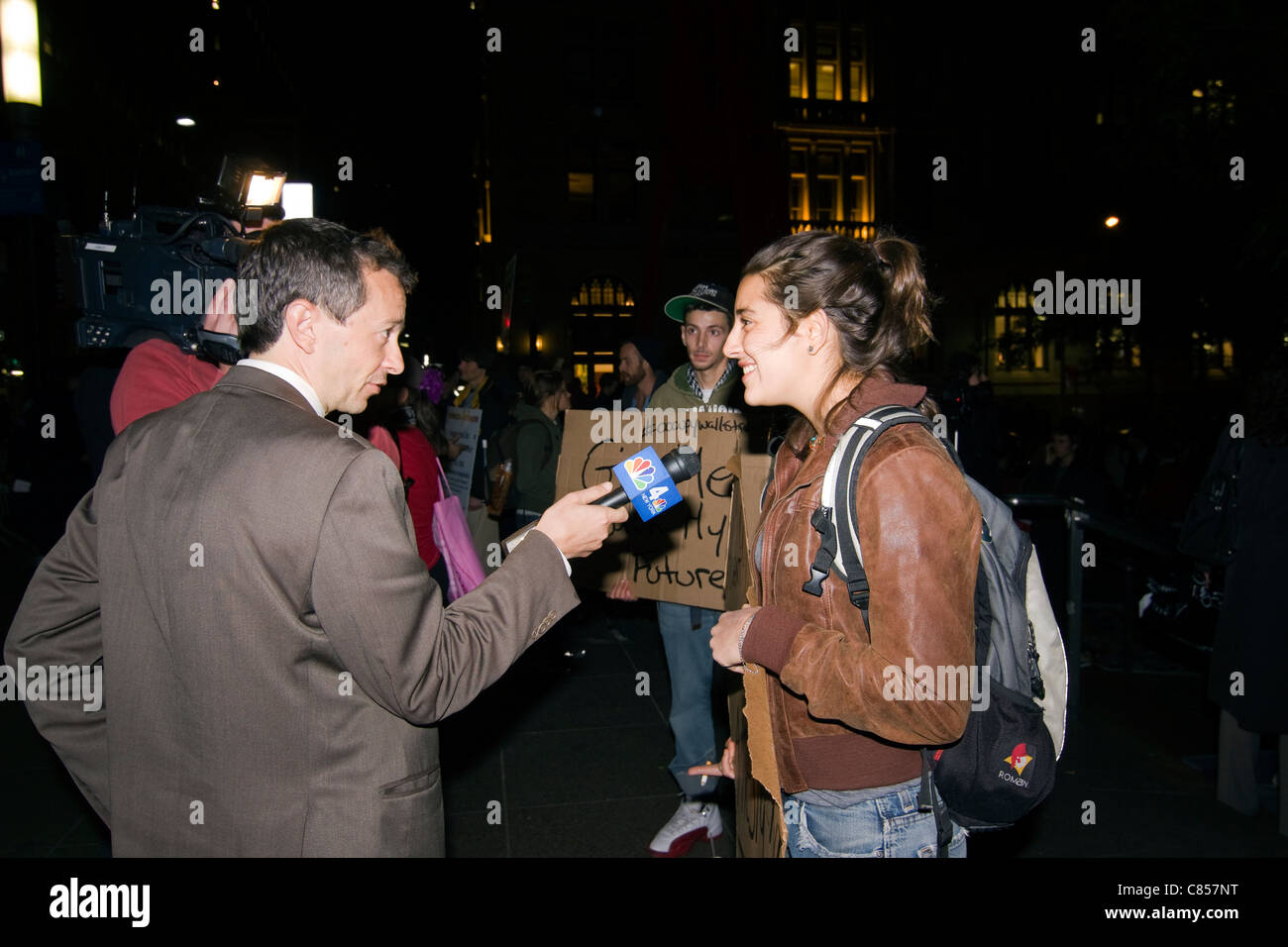 Ein Reporter und ein Kameramann interview Demonstranten spät in die Nacht am Zuccotti Park in Lower Manhattan als Teil von Occupy Wall Street Stockfoto