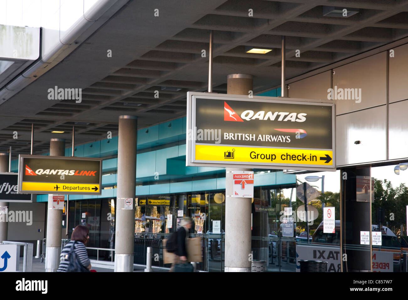 Eintritt zum flughafen brisbane, Queensland mit Gruppenschild für Qantas- und British Airways-Flüge Stockfoto