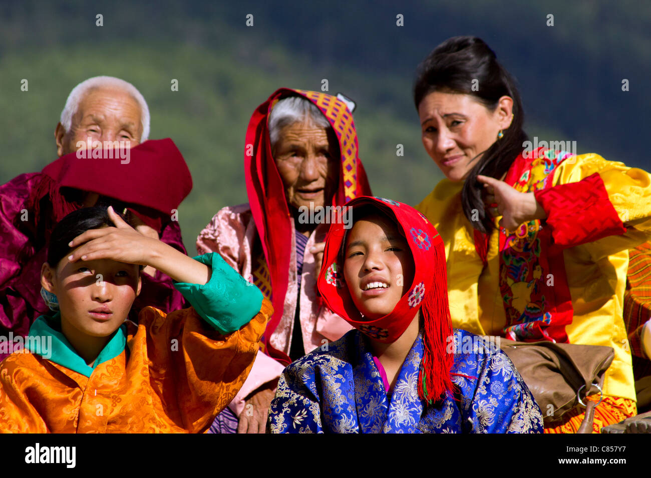 Bunte Menschen von Bhutan in bunte Tradition Kleidung in Thimphu festival Stockfoto