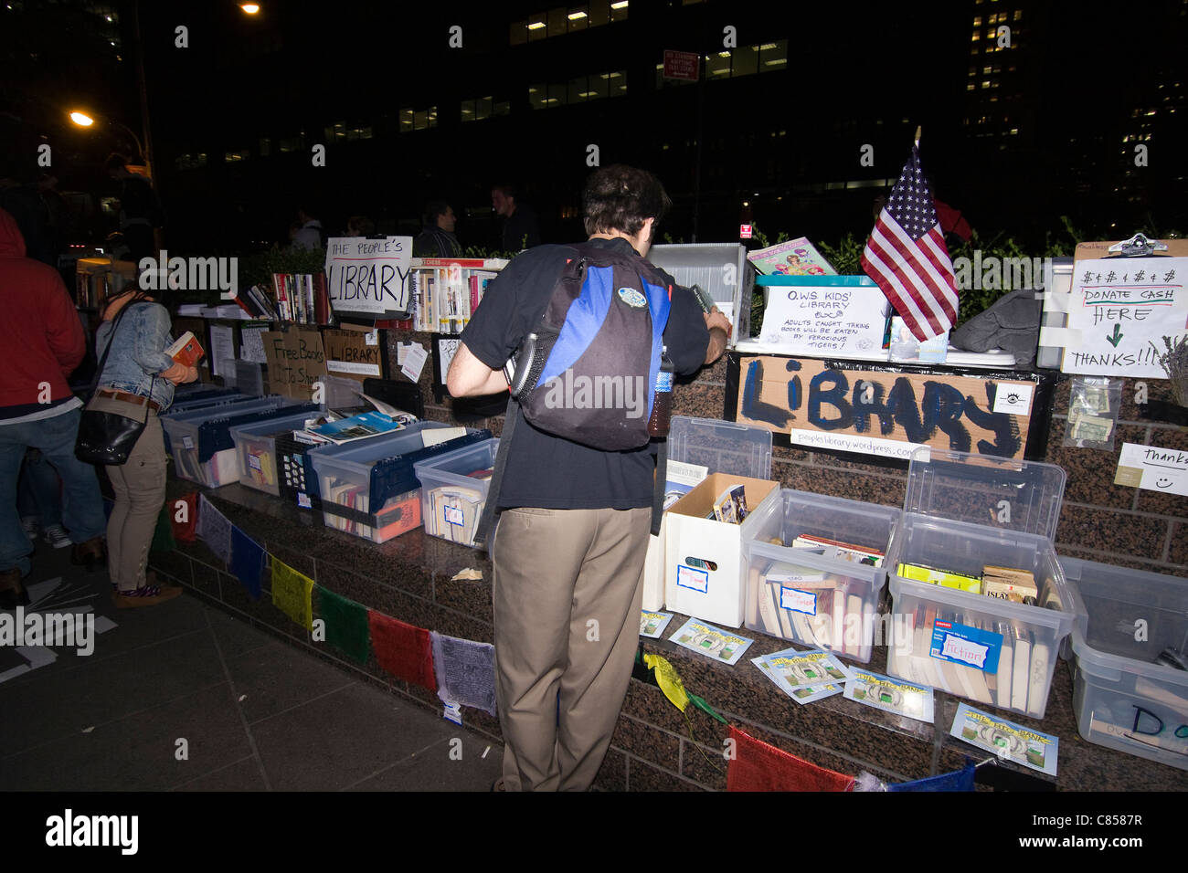 Die Menschen-Bibliothek einrichten für die Teilnehmer der Occupy Wall Street befindet sich innerhalb des Zuccotti Park in New York City Stockfoto