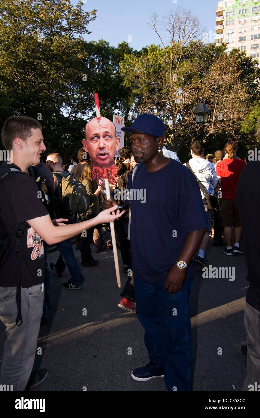 Occupy Wall Street Demonstrant hält den Kopf von Goldman Sachs CEO Lloyd C. Blankfein am Stiel im Washington Square Park Stockfoto