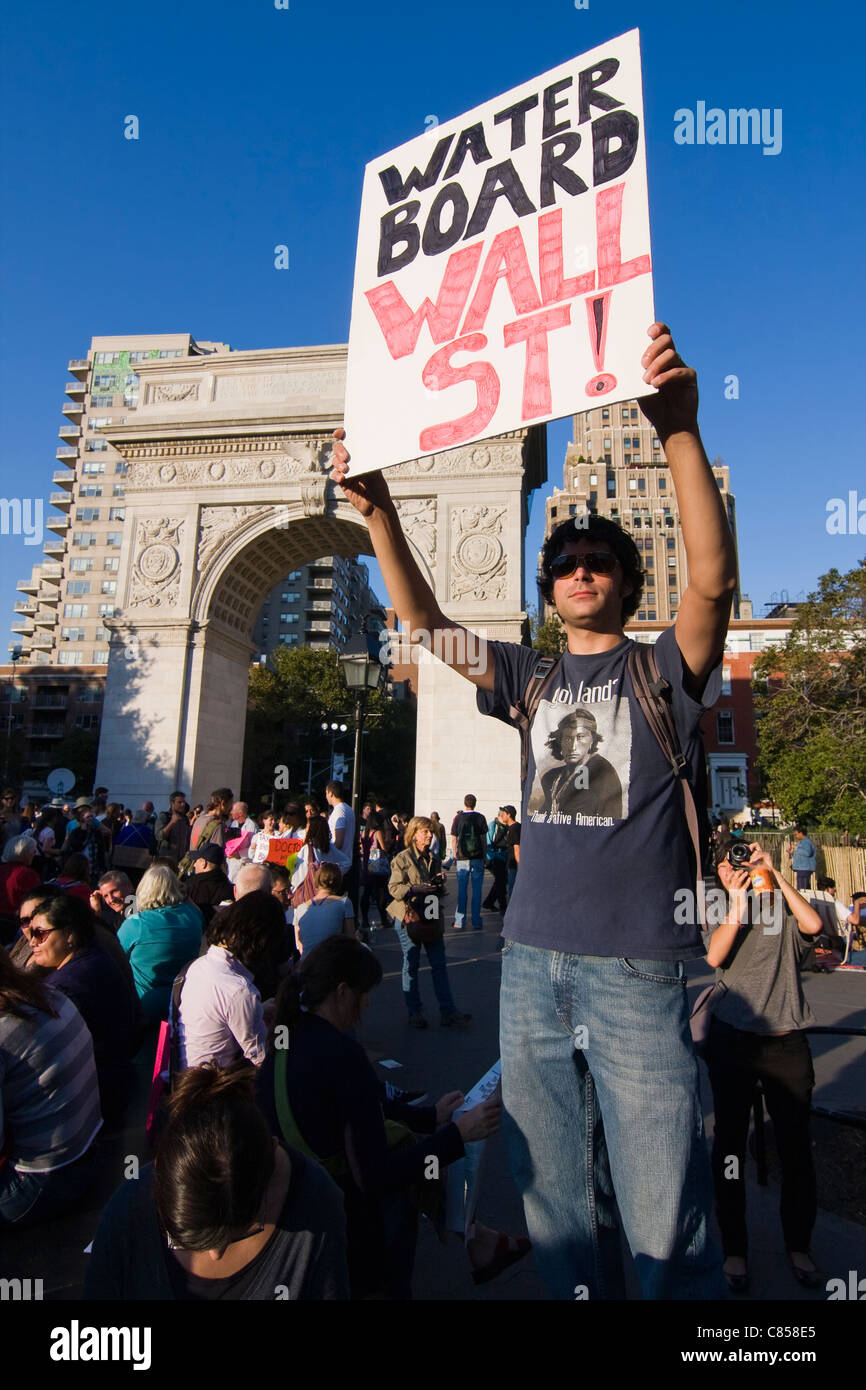 Besetzen Sie Wall Street Demonstrant im Washington Square Park mit einem Schild, das liest "Water Board Wand St!" Stockfoto