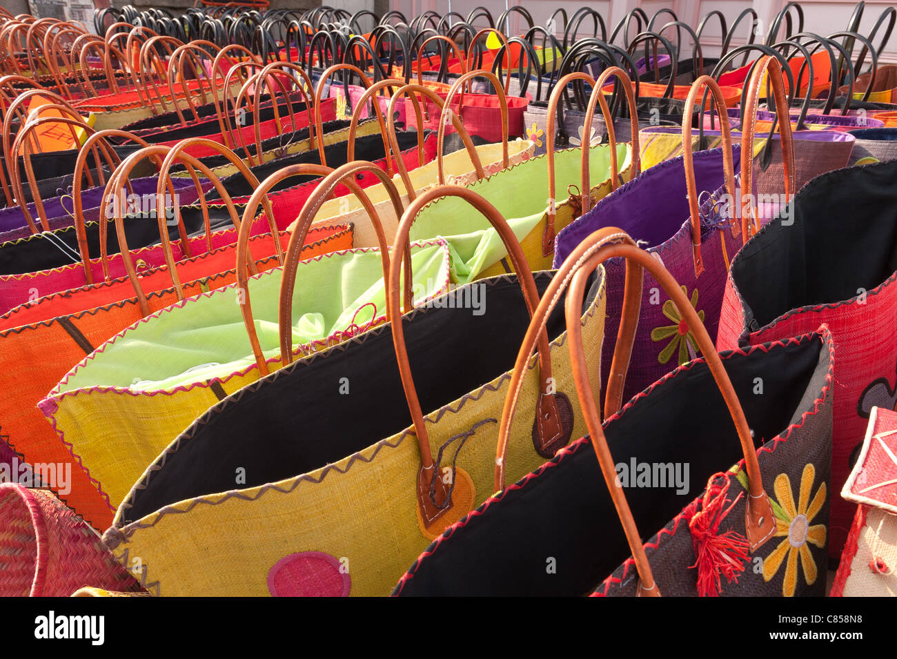 Markt-Händler, die fein säuberlich aufgereiht Reihen von Sommer Körbe Stockfoto