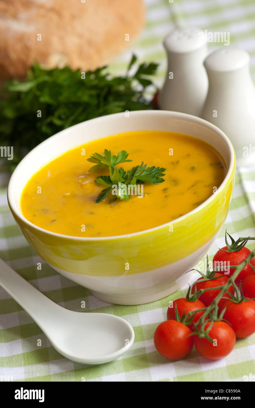 Fisch und Süßkartoffel Suppe in eine Schüssel geben Stockfoto