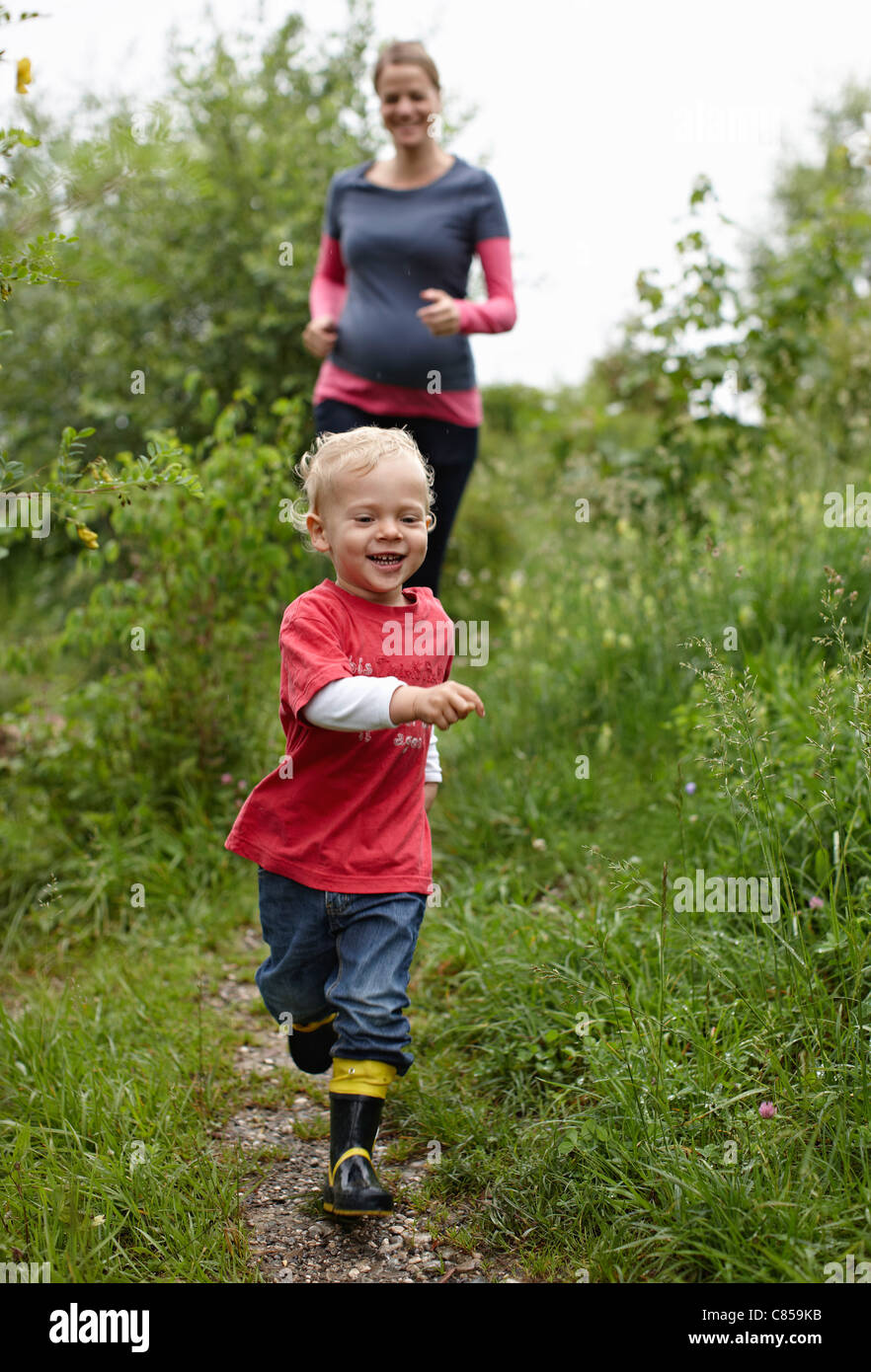 Mutter und Sohn läuft auf Feldweg Stockfoto