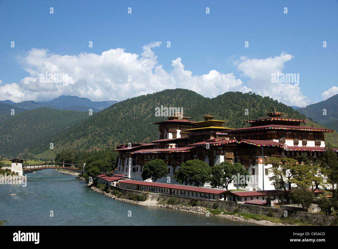 Brücke vor Punakha Dzong, Hochzeit Ort für König Jigme Khesar Namgyal Wangchuck Stockfoto