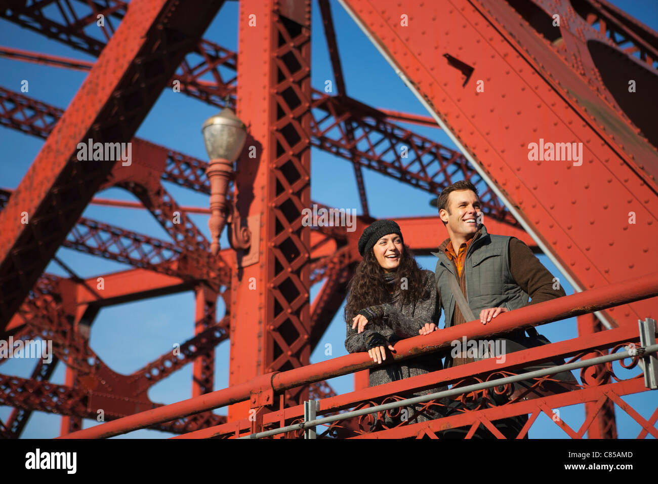 Paar auf Brücke, Portland, Multnomah County, Oregon, USA Stockfoto