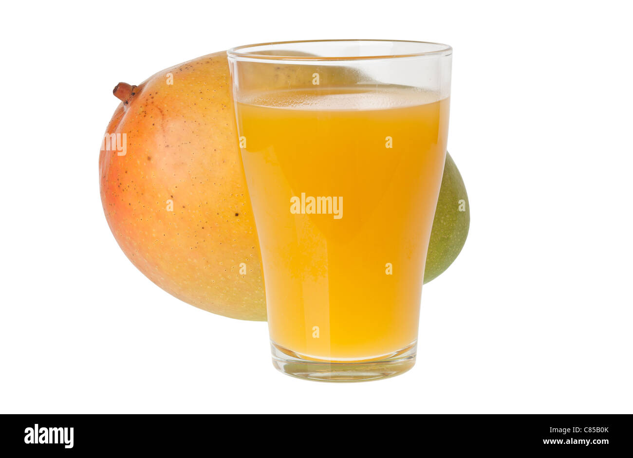 Glas Mango-Saft und eine ganze Mango isoliert auf weißem Hintergrund Stockfoto
