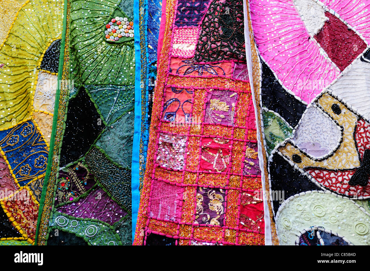 Textilien für den Verkauf in den Souk, Marrakesch, Marokko Stockfoto