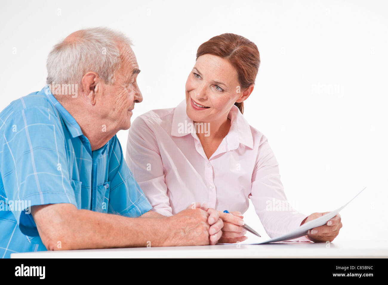 Mann und Frau diskutieren Papierkram Stockfoto