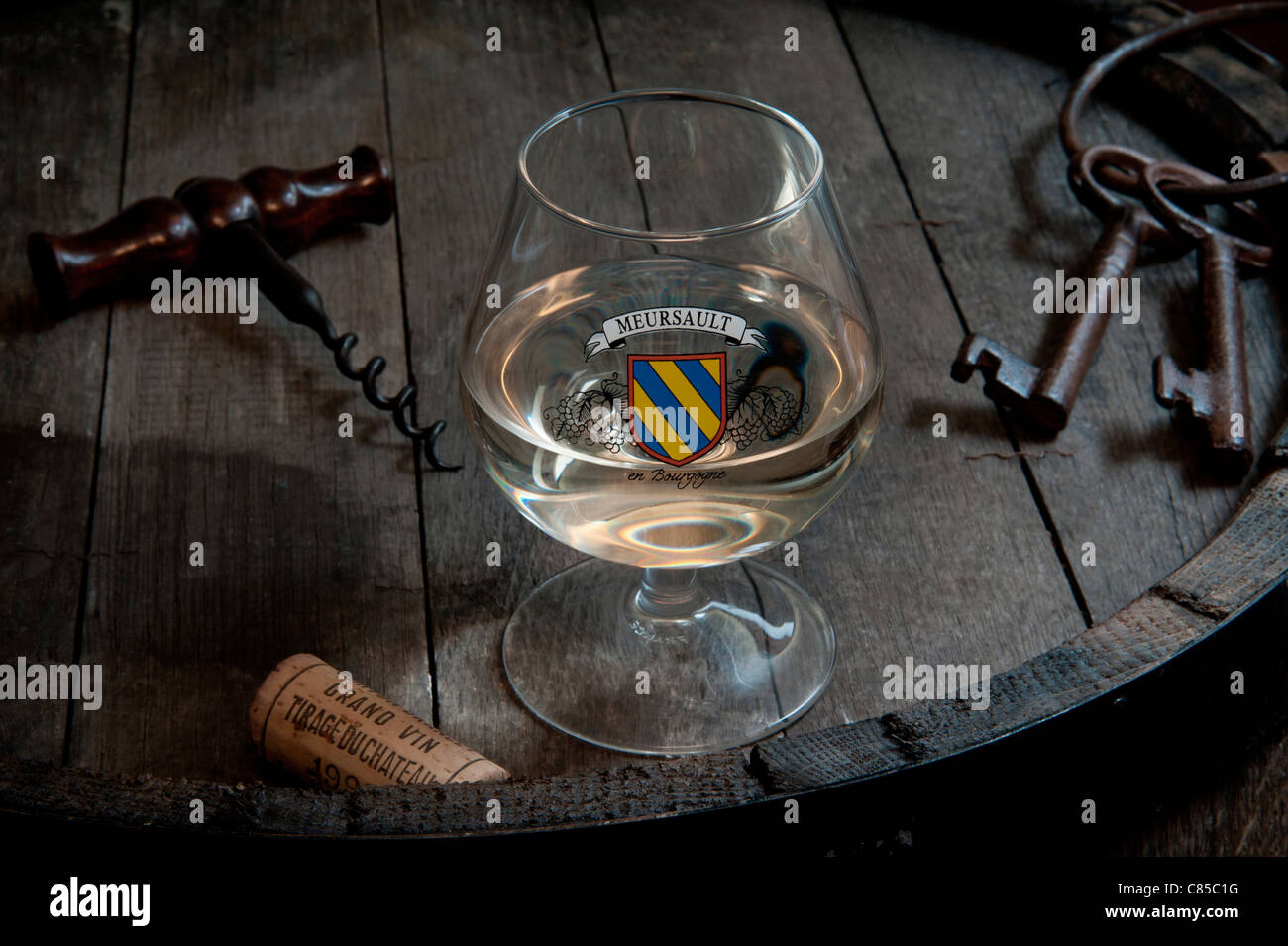 Meursault Französische Weinprobe Lage im Keller mit einem Glas Meursault feinweiß Burgund Premier Cru Wein Cote d'Or Burgund Frankreich Stockfoto