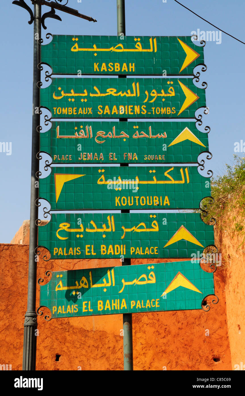 Wegweiser zu den touristischen Attraktionen, Marrakesch, Marokko Stockfoto