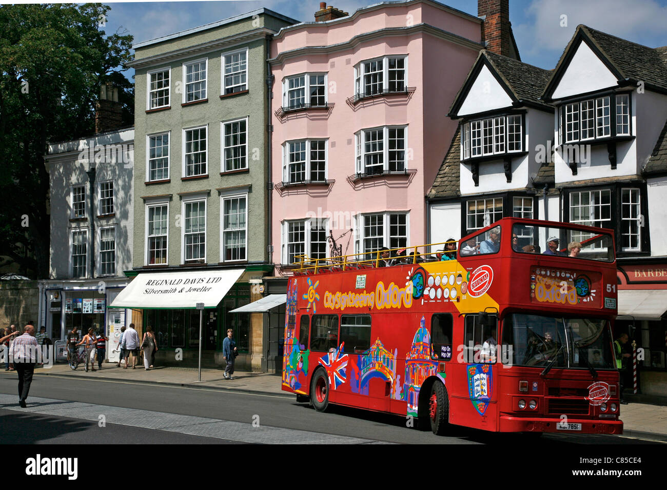 Eine Stadt von Oxford-Tour-Bus die Besucher rund um die Sehenswürdigkeiten der berühmten Universitätsstadt Stockfoto
