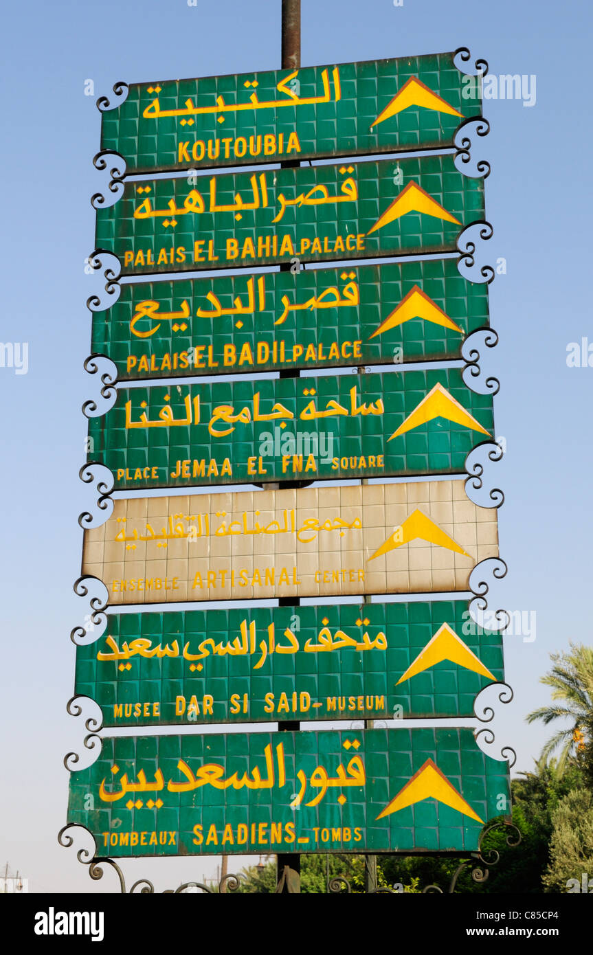 Wegweiser zu den touristischen Attraktionen, Marrakesch, Marokko Stockfoto