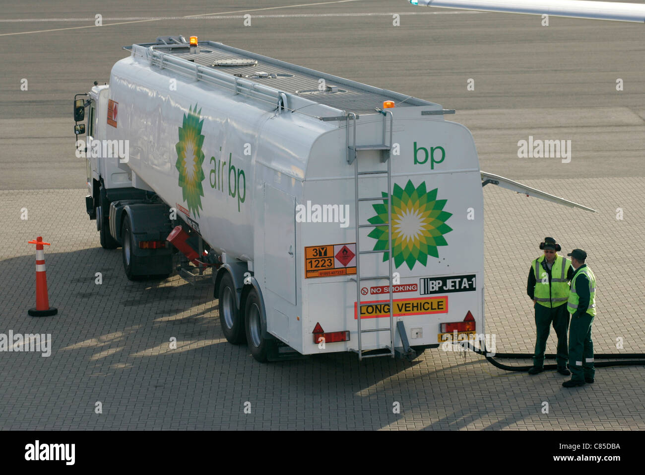 Air bp tanken Tanker mit Bodenpersonal am Flughafen Belfast Nordirland Stockfoto