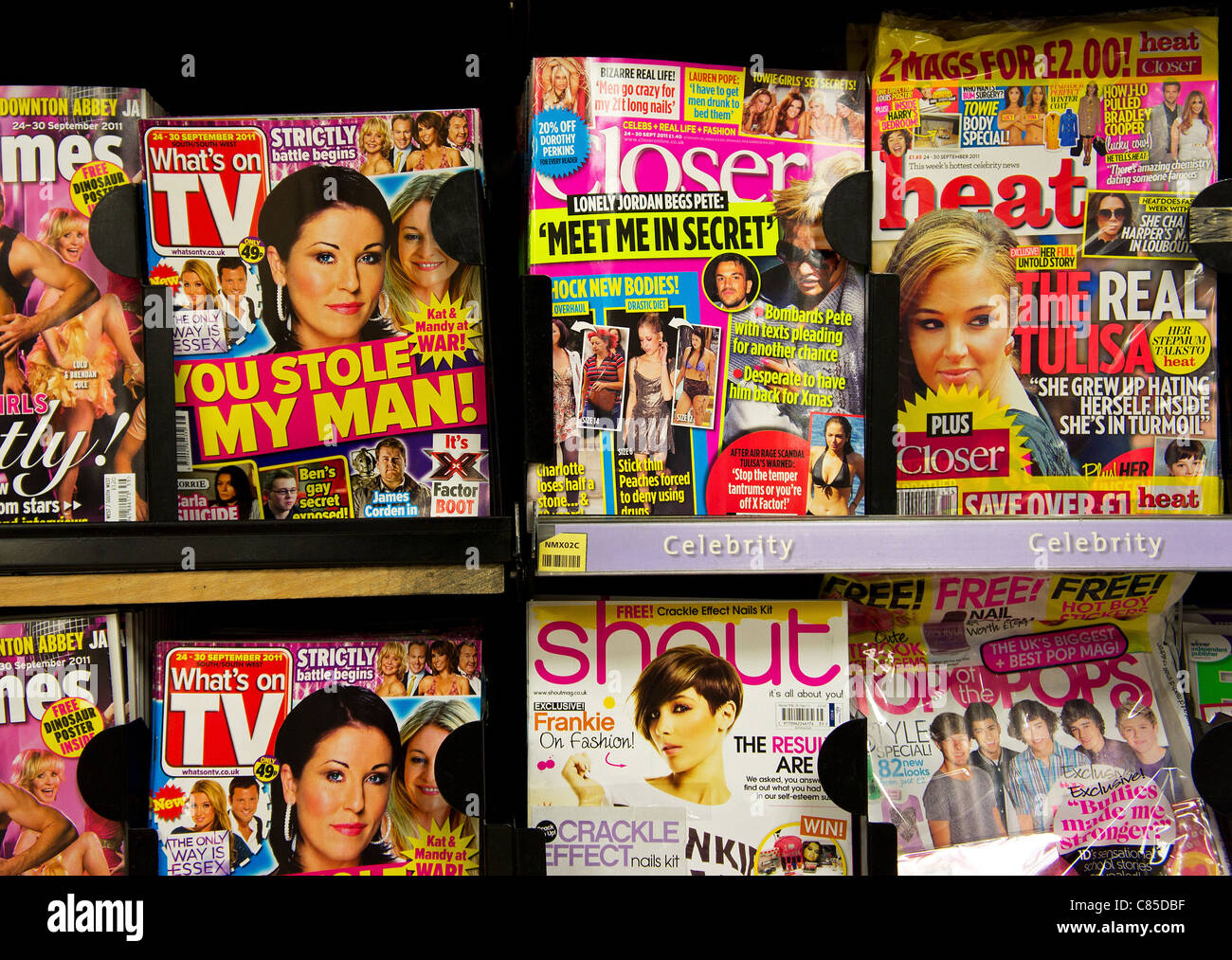 Promi-Chat-Zeitschriften in einem uk-Kiosk-shop Stockfoto