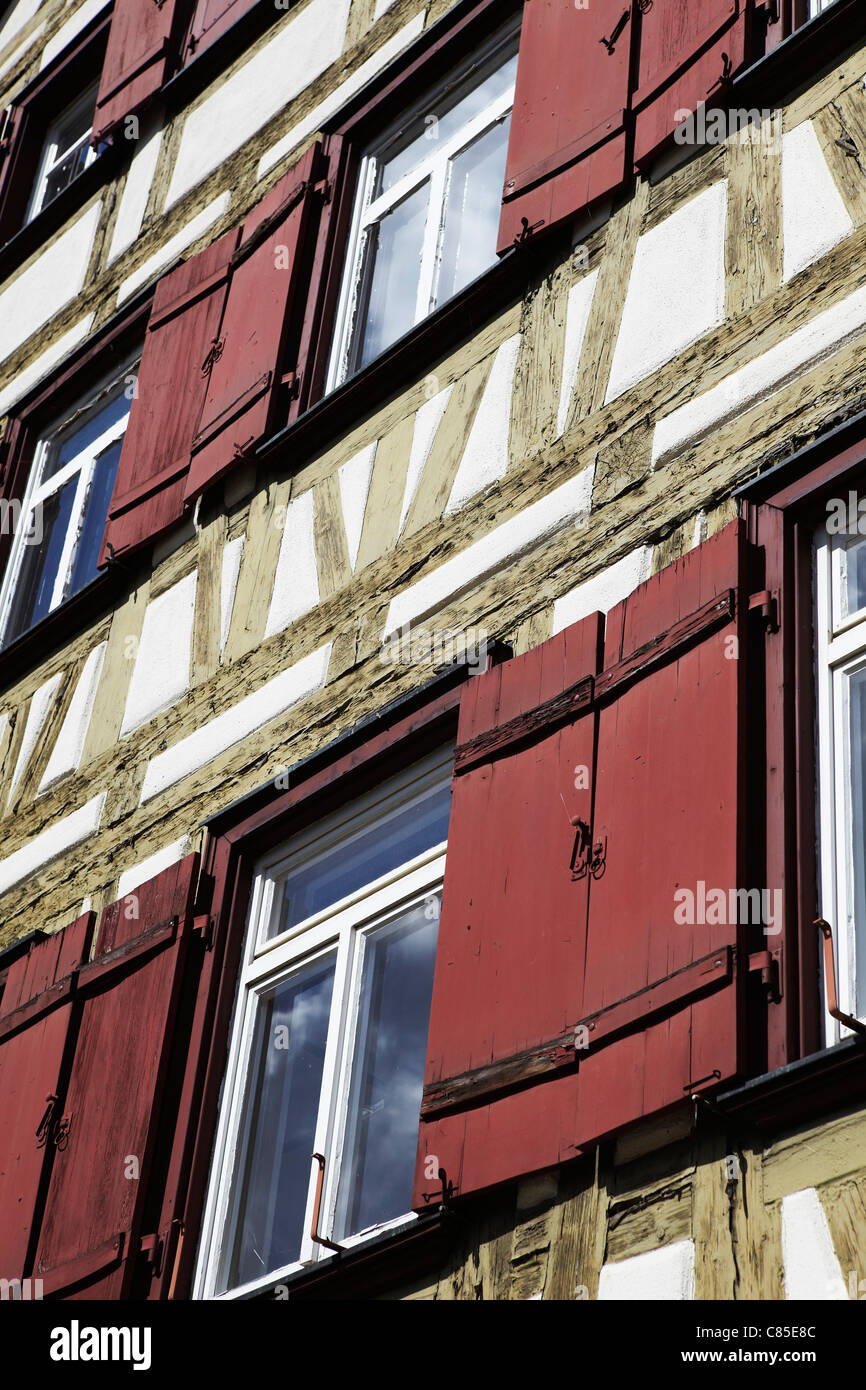roten Fensterläden, Schiltach, Deutschland Stockfoto