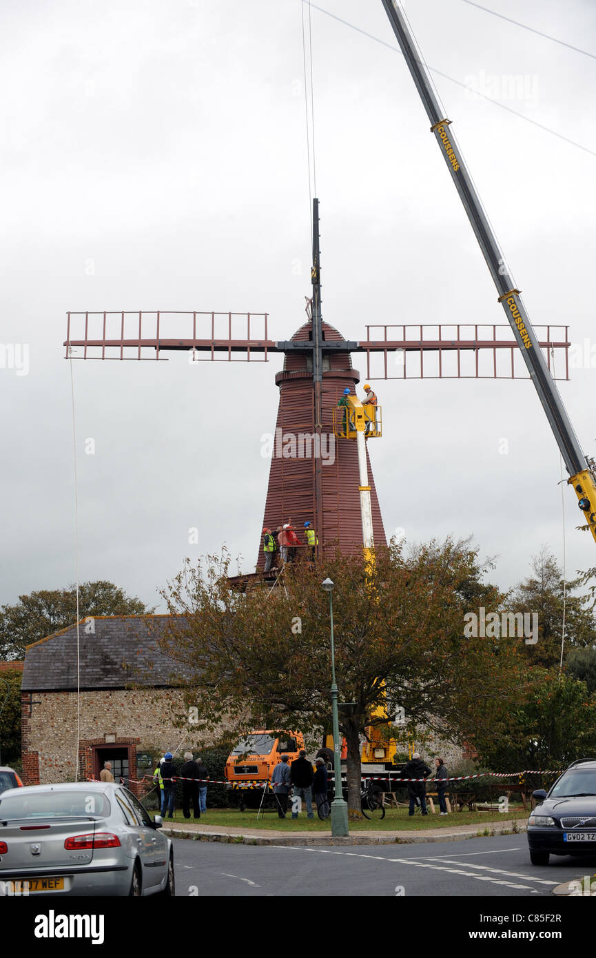 West Blatchington Windmühle in Hove immer seine neue Segel heute als Freiwilligen aus der ganzen Sussex begab sich mit dem Betrieb helfen Stockfoto