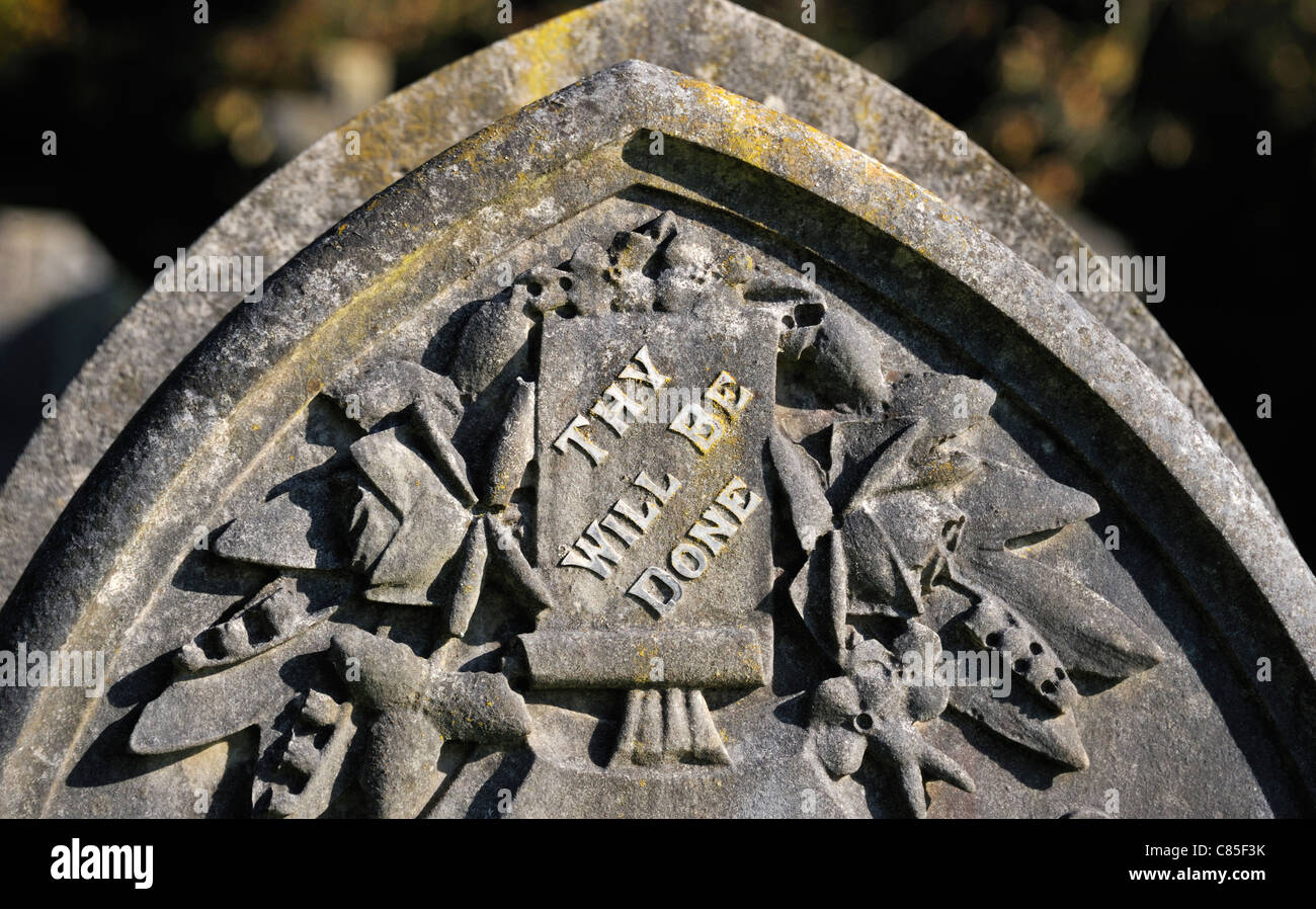 "THY WILL BE getan", Detail der Grabstein. Kendal Cemetary, Parkside Road, Kendal, Cumbria, England, Vereinigtes Königreich, Europa. Stockfoto