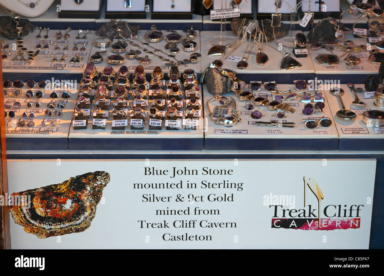 Schaufenster der Blue John Stein Schmuck in Castleton, Derbyshire, Peak District National Park, England, UK. Stockfoto