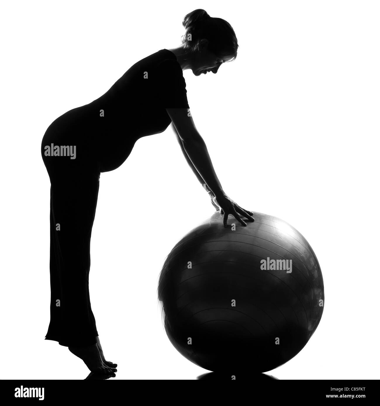 schöne kaukasischen schwangere Frau trainieren Fitness Workut ball Pilates mit Fitness in voller Länge Silhouette auf weißem Hintergrund Studio isoliert Stockfoto