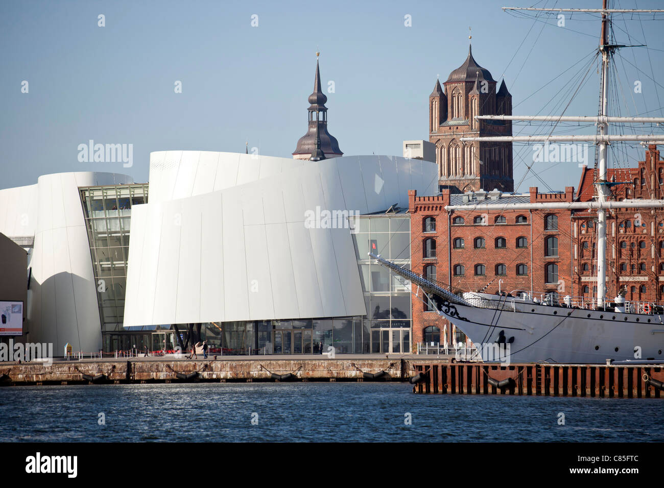 Stadtansicht mit Hafen, Ozeaneum, drei-Mast-Bark Gorch Fock 1 und St. James Church in der Hansestadt Stralsund, Stockfoto