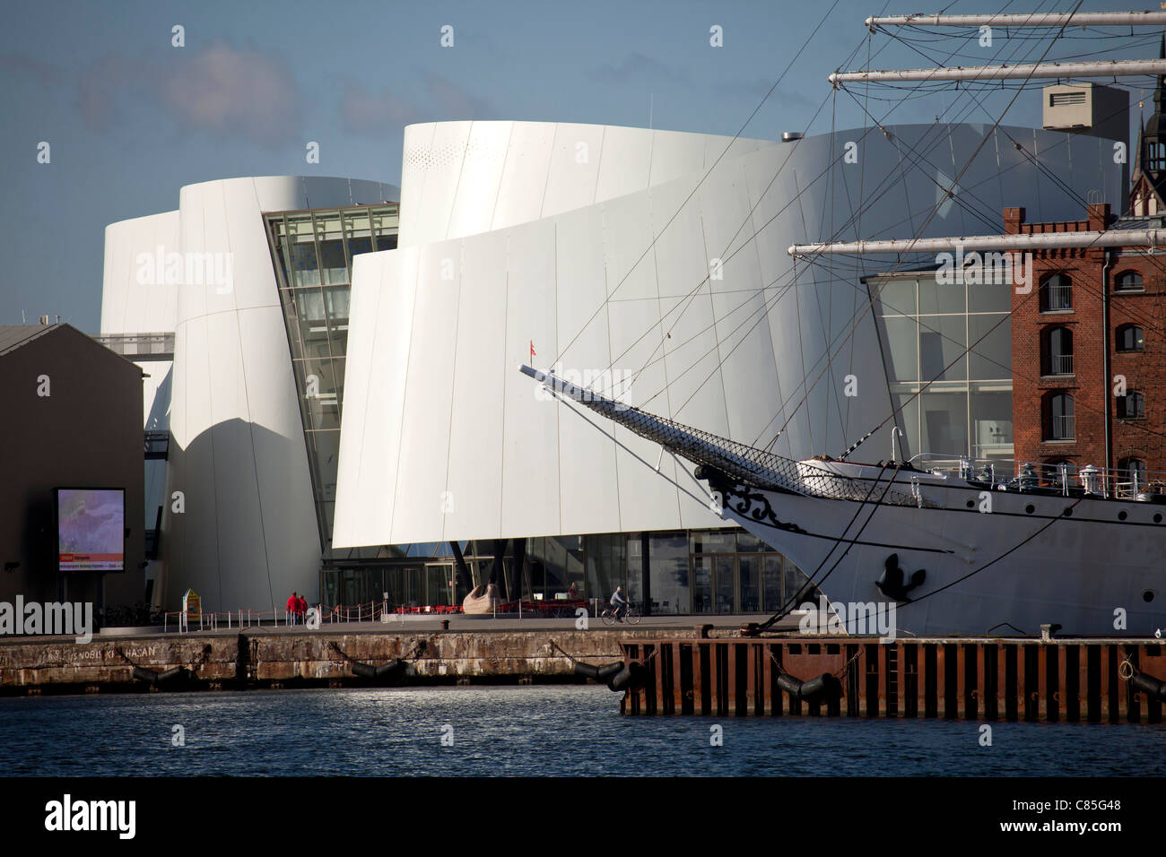 Ozeaneum und die drei-Mast-Bark Gorch Fock 1 in der Hansestadt Stralsund, Mecklenburg-Vorpommern, Deutschland Stockfoto