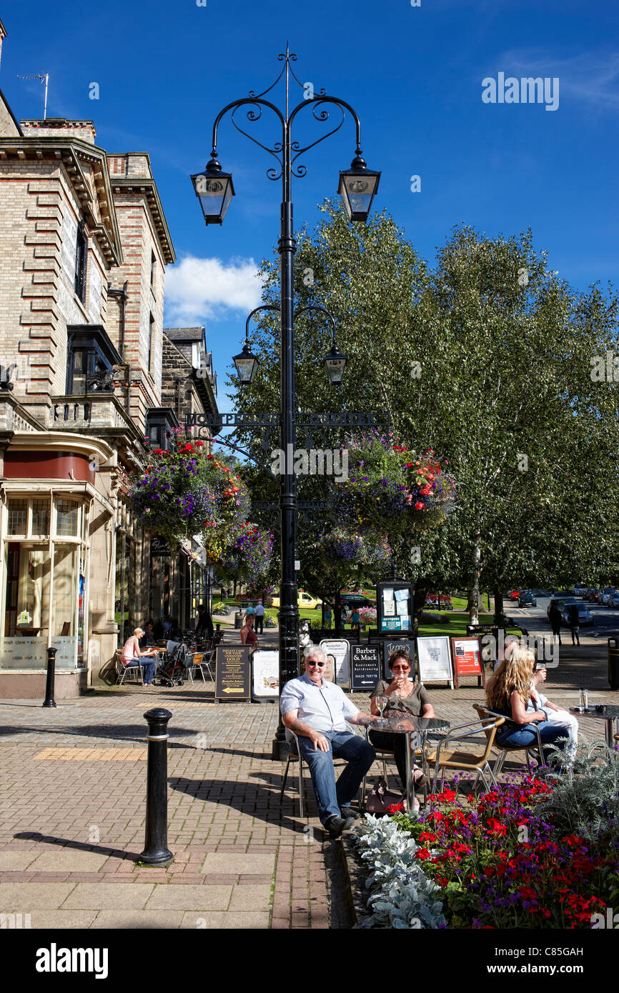 Genießen Sie die Straßencafés in der Innenstadt von Montpelier Viertel von Harrogate Stockfoto