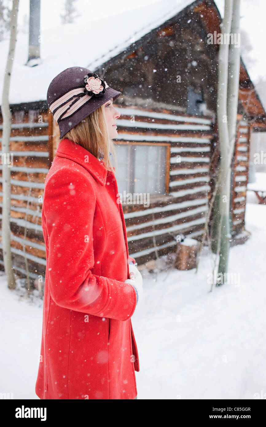 Frau im roten Mantel, Frisco, Summit County, Colorado, USA Stockfoto