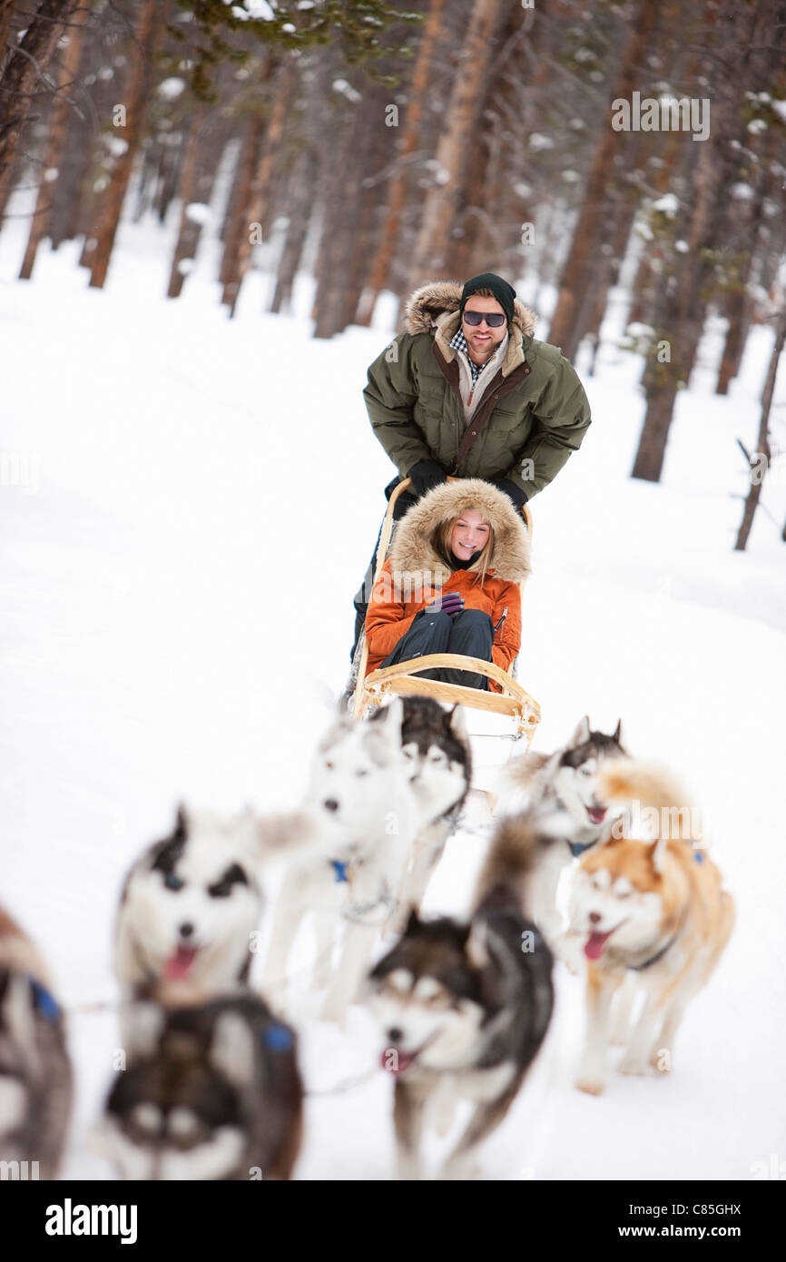 Paar Dog Rodeln, Frisco, Summit County, Colorado, USA Stockfoto