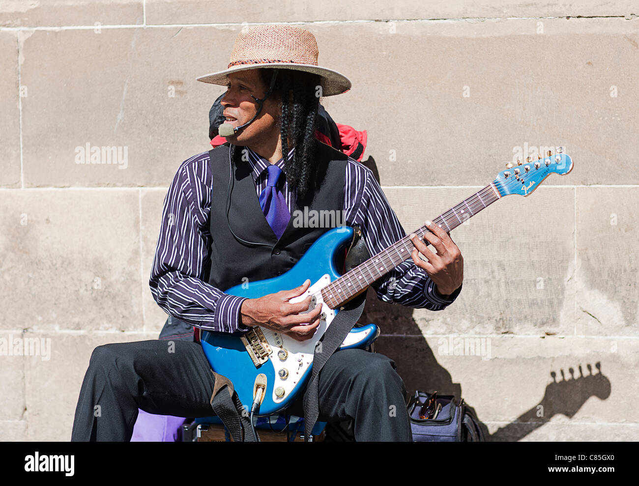 Mann spielt eine elektrische GuitarThe Fringe.Edinburgh 2011. Stockfoto