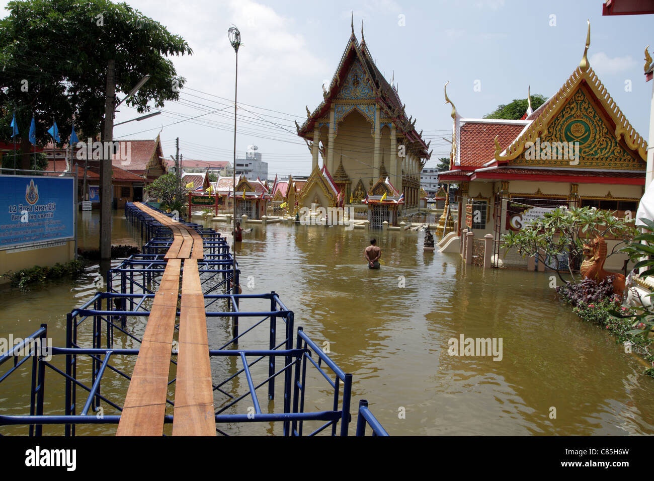Tempel in der Provinz Ayutthaya mit Hochwasser überschwemmt Stockfoto