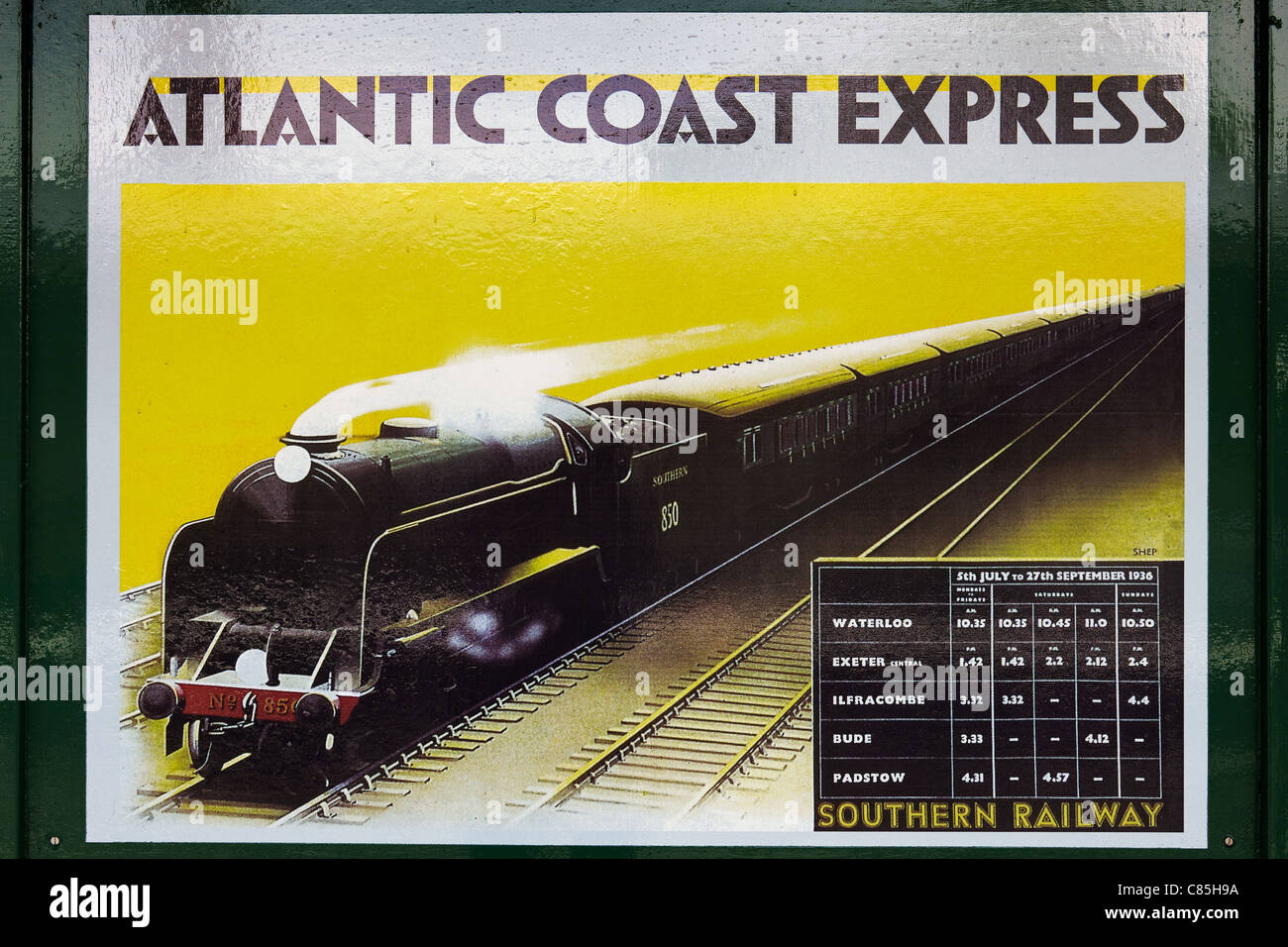 Atlantikküste Expree Plakat am Bahnhof Horsted Keynes Stockfoto