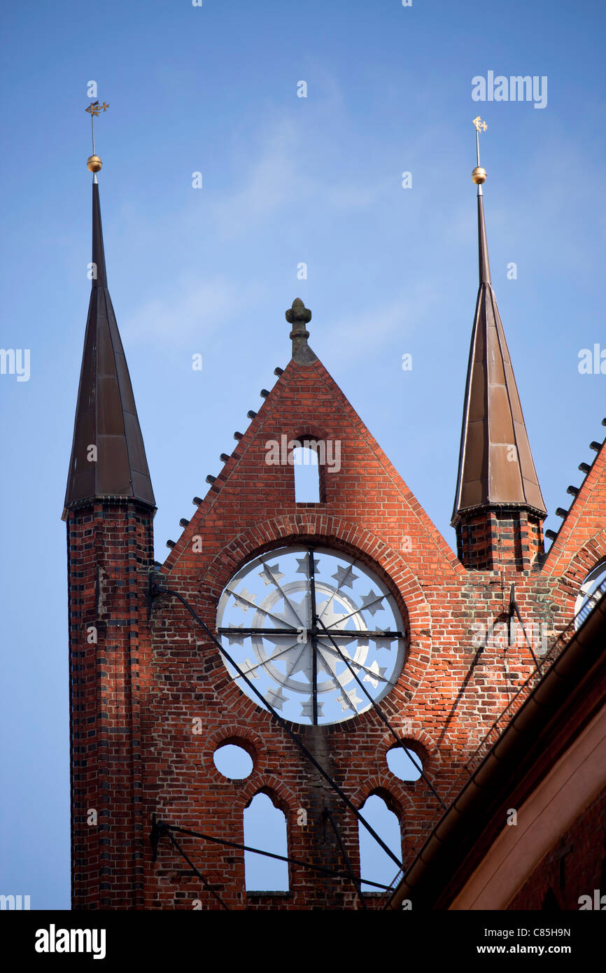 typischen Giebel Detail das gotische Rathaus in der Hansestadt Stralsund, Mecklenburg-Vorpommern, Deutschland Stockfoto