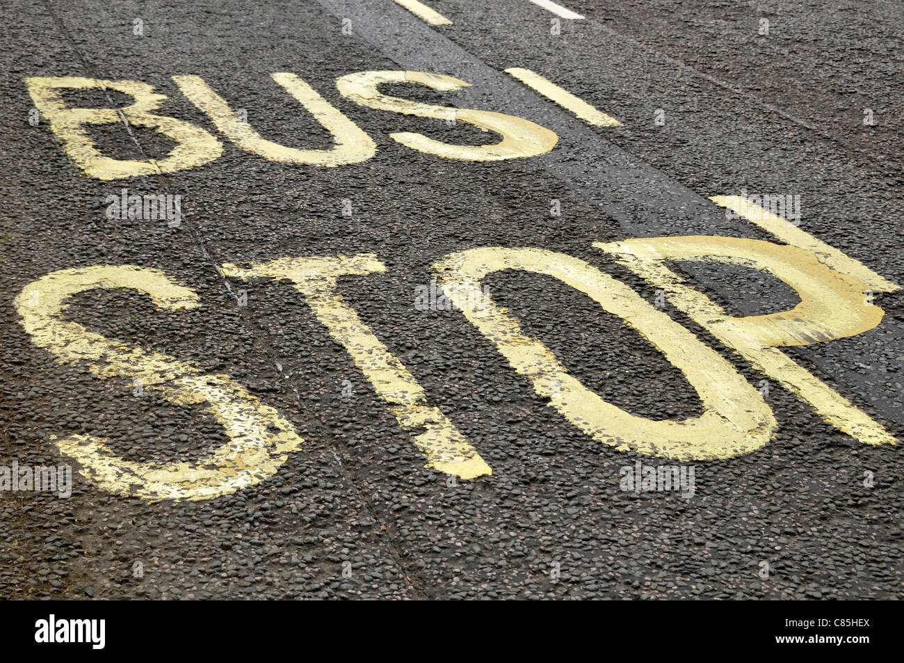 Bus Stop-Schild auf Straße Stockfoto