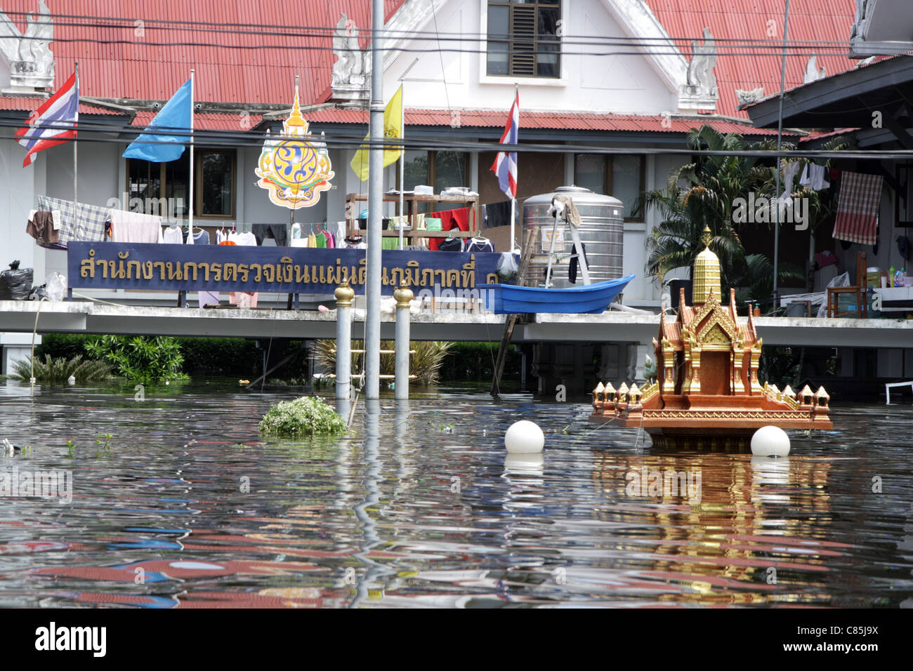 Straße in der Provinz Ayutthaya mit Hochwasser überschwemmt Stockfoto