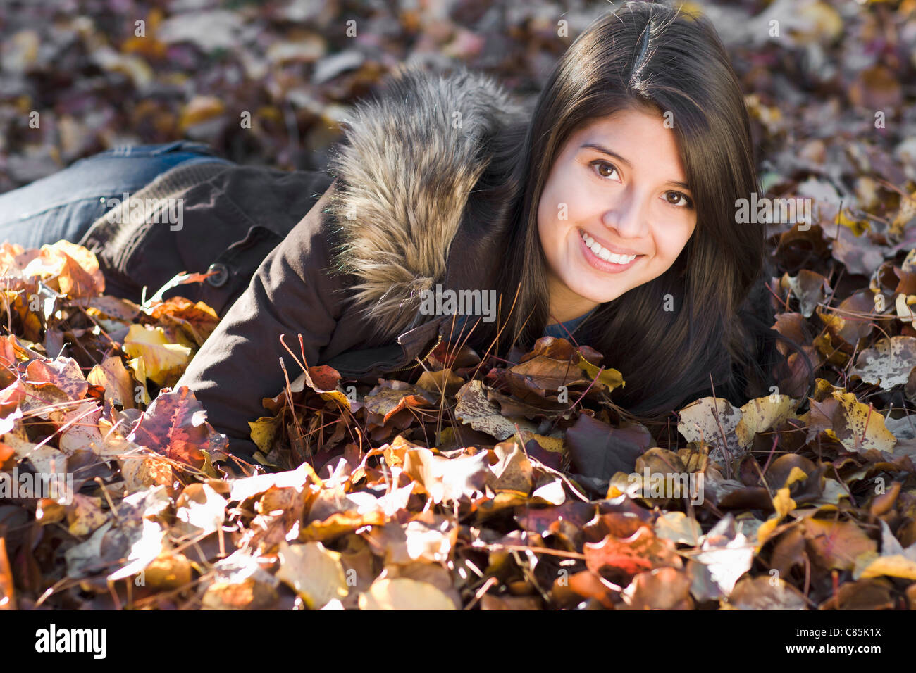 Porträt eines Teenagers im Herbst Stockfoto