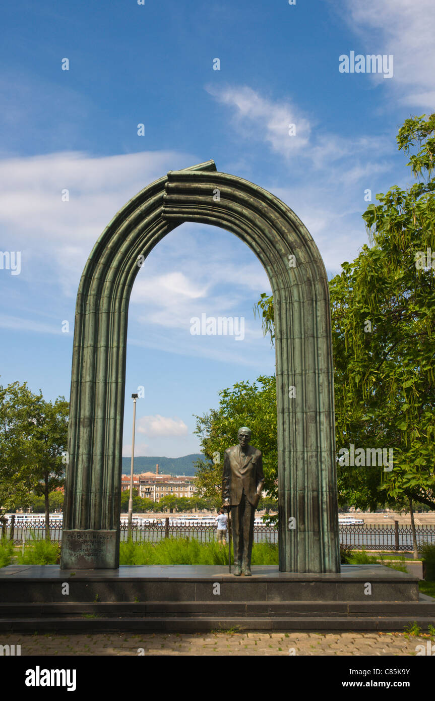 Statue von Karolyi Mihaly der 1. ungarischen Präsidenten vor dem Parlamentsgebäude in Budapest Ungarn Europa gewählt Stockfoto