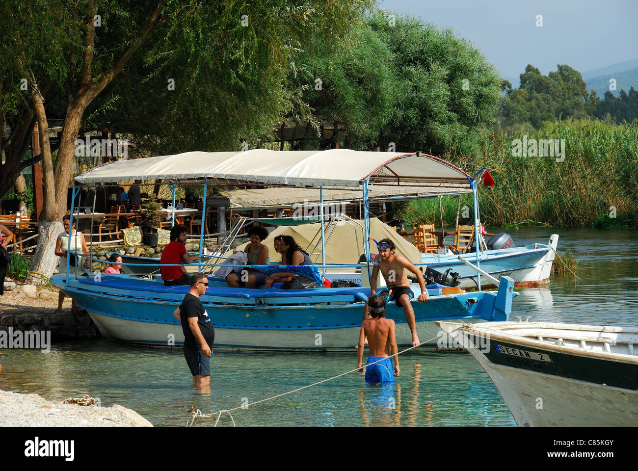 AKYAKA, TÜRKEI. Ein Blick auf Boote vertäut im Fluss Azmak. 2011. Stockfoto