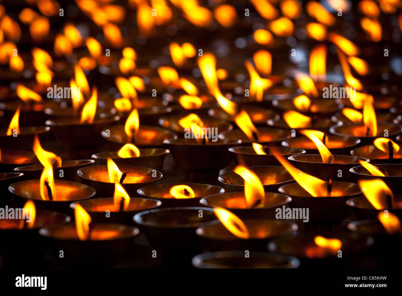 Brennende Kerzen in buddhistischen Tempel. Tsuglagkhang Complex, McLeod Ganj, Himachal Pradesh, Indien Stockfoto