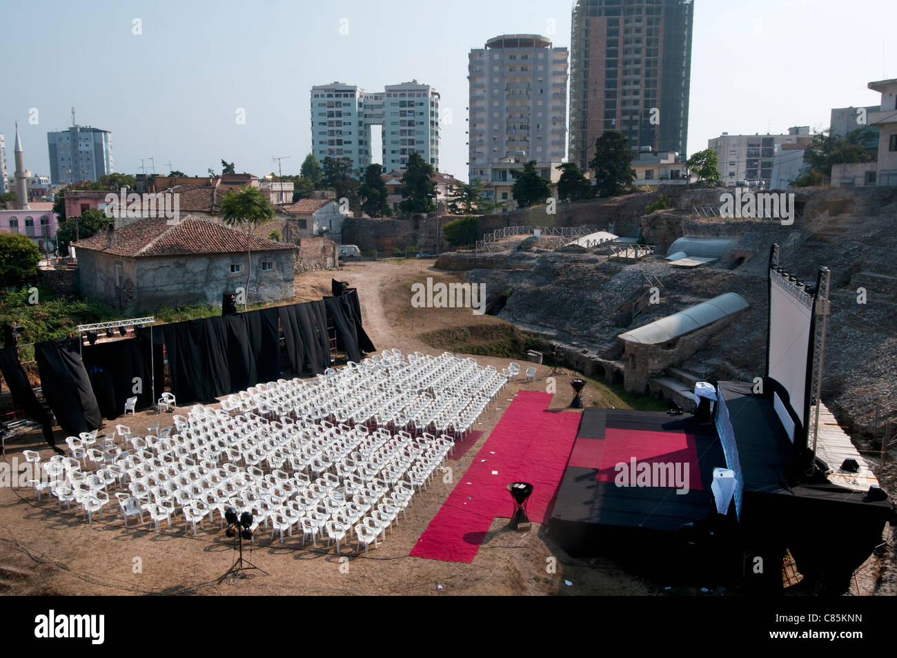 Durres. Das römische Amphitheater machte sich mit weißen Stühlen für eine Filmvorführung im Rahmen des Filmfestivals Stockfoto