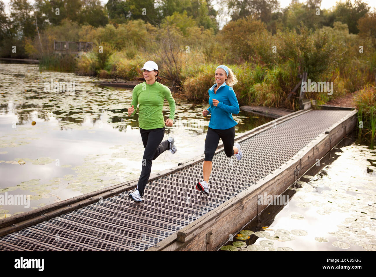 Zwei Frauen joggen durch den Park Stockfoto