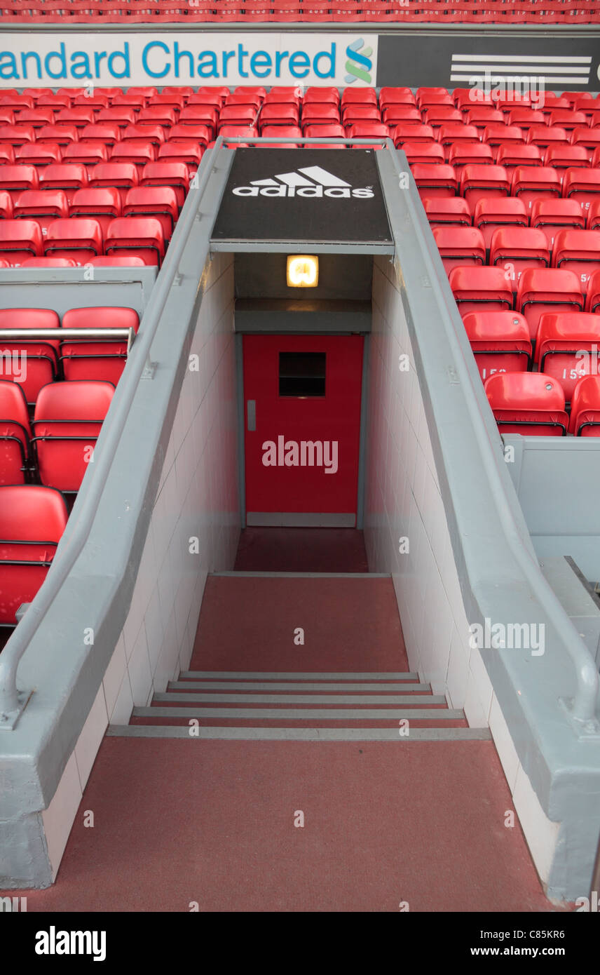 Die Spieler-Tunnel führt auf den Platz an der Anfield Road, das Heimstadion des Premier League-Liverpool Football Club. Stockfoto