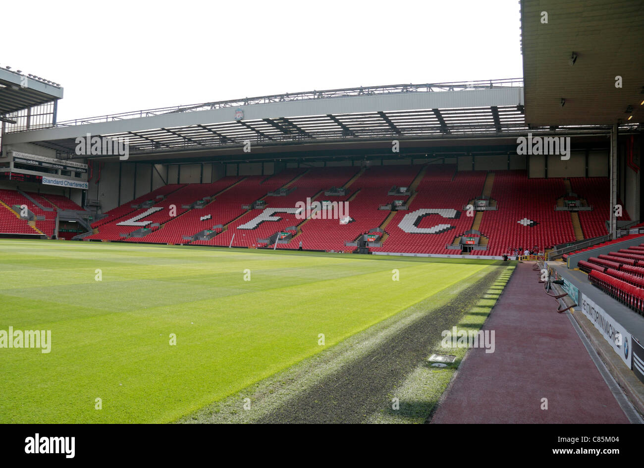 Blick auf den Kop of Anfield (2011), das Heimstadion des Premier League Liverpool Football Club. Stockfoto