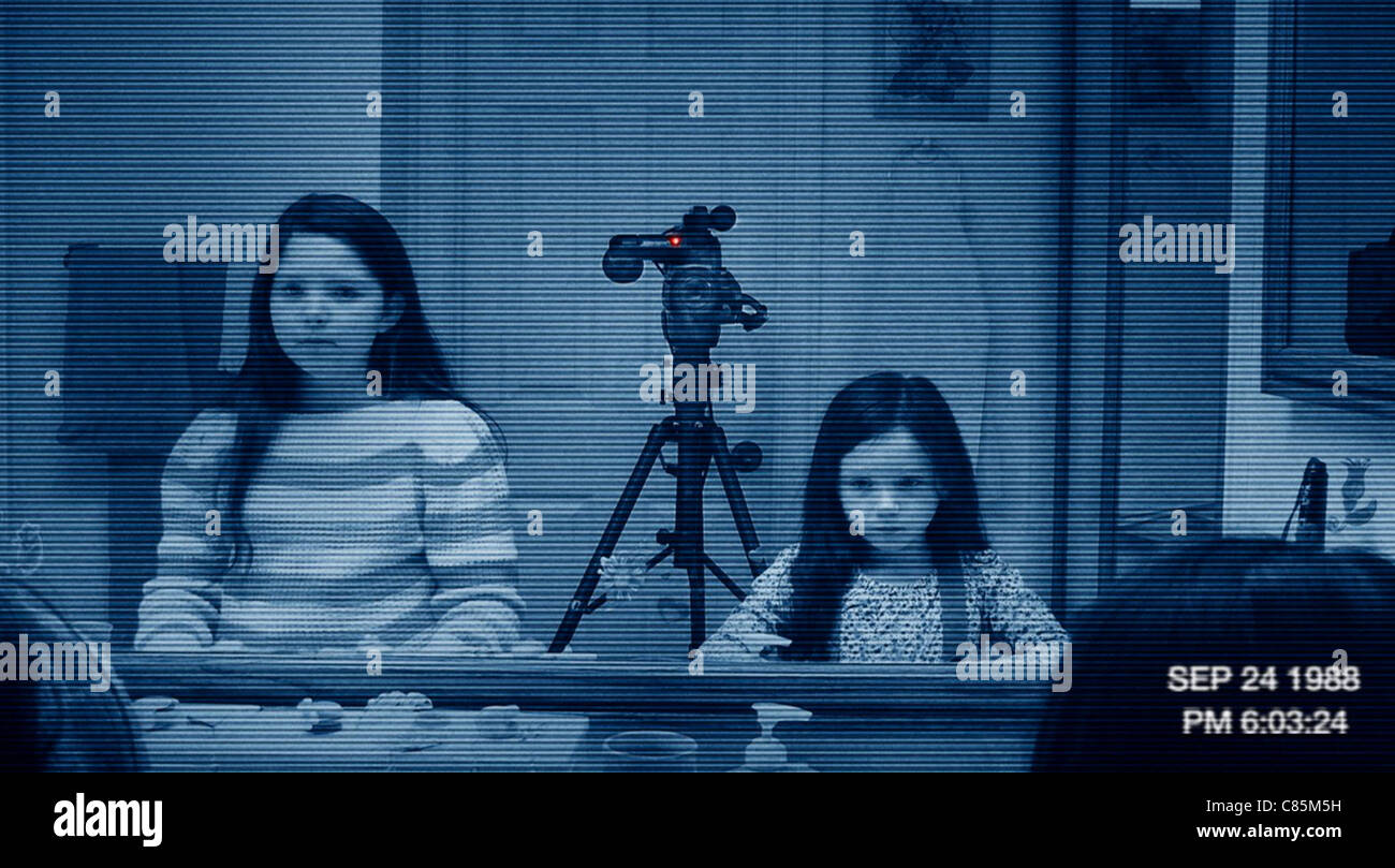 PARANORMAL ACTIVITY 3-2011 Paramount Pictures Film mit Chloe Csengery auf der linken Seite und Jessica Tyler Brown Stockfoto