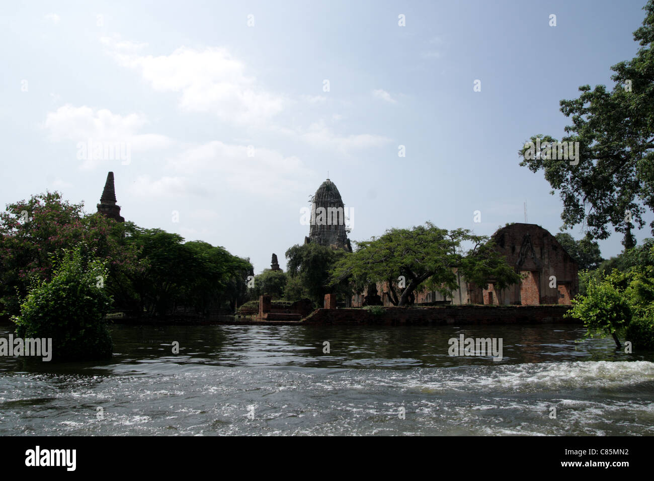 Straße in der Provinz Ayutthaya mit Hochwasser überschwemmt Stockfoto