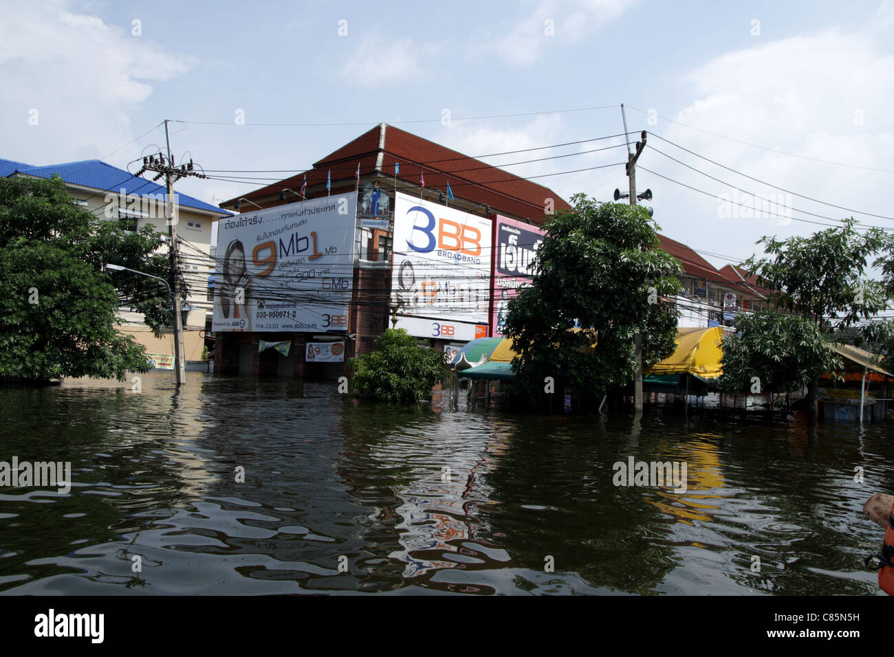 Straße in der Provinz Ayutthaya mit Hochwasser überschwemmt Stockfoto